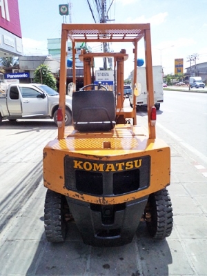 ขายรถยกโคมัสสึ 2 ตัน  เครื่องเบนซิน  เกียร์ออโต้  กระบอกคู่ เสาสูง 3 เมตร  ยางตันใหม่ พวงมาลัยเพาเว่อร์  สีเดิมจากนอก นำเข้าจากญี่ปุ่น ใช้งานได้ทันที ราคา140000