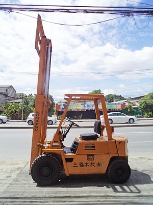 ขายรถยกโคมัสสึ 2 ตัน  เครื่องเบนซิน  เกียร์ออโต้  กระบอกคู่ เสาสูง 3 เมตร  ยางตันใหม่ พวงมาลัยเพาเว่อร์  สีเดิมจากนอก นำเข้าจากญี่ปุ่น ใช้งานได้ทันที ราคา140000