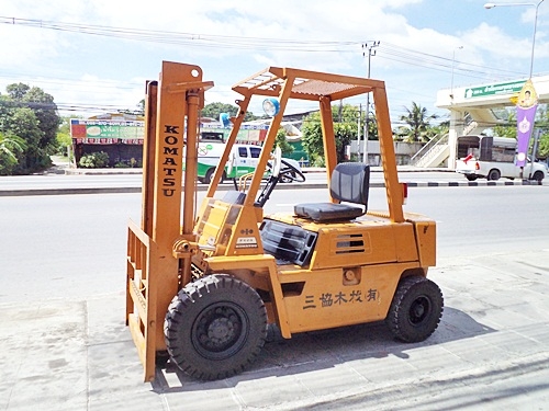 ขายรถยกโคมัสสึ 2 ตัน  เครื่องเบนซิน  เกียร์ออโต้  กระบอกคู่ เสาสูง 3 เมตร  ยางตันใหม่ พวงมาลัยเพาเว่อร์  สีเดิมจากนอก นำเข้าจากญี่ปุ่น ใช้งานได้ทันที ราคา140000