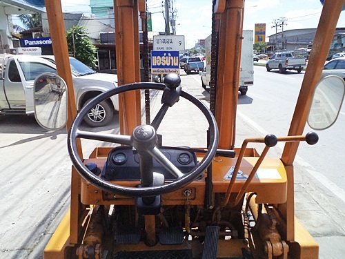 ขายรถยกโคมัสสึ 2 ตัน  เครื่องเบนซิน  เกียร์ออโต้  กระบอกคู่ เสาสูง 3 เมตร  ยางตันใหม่ พวงมาลัยเพาเว่อร์  สีเดิมจากนอก นำเข้าจากญี่ปุ่น ใช้งานได้ทันที ราคา140000