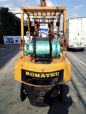 ขายรถยกโคมัสสึ 2 ตัน รุ่น8 เครื่องเบนซิน (ใช้แก๊สอย่างเดียว) กระบอกคู่ เสาสูง 3 เมตร  พวงมาลัยเพาเว่อร์  สีเดิมจากนอก นำเข้าจากญี่ปุ่น ใช้งานได้ทันที ราคา150000