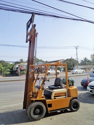 ขายรถยกโคมัสสึ 2 ตัน รุ่น8 เครื่องเบนซิน (ใช้แก๊สอย่างเดียว) กระบอกคู่ เสาสูง 3 เมตร  พวงมาลัยเพาเว่อร์  สีเดิมจากนอก นำเข้าจากญี่ปุ่น ใช้งานได้ทันที ราคา150000