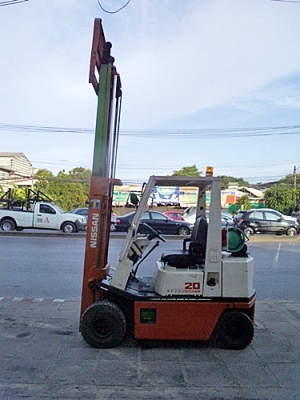 ขายรถยกนิสสัน 2 ตัน  (รุ่นใหม่-ทรงเล็ก) เครื่องเบนซิน (ใช้แก๊สอย่างเดียว)  กระบอกคู่ เสาสูง 3 เมตร   พวงมาลัยเพาเว่อร์  สีเดิมจากนอก นำเข้าจากญี่ปุ่น ใช้งานได้ทันที ราคา150000