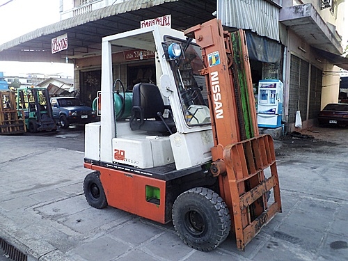 ขายรถยกนิสสัน 2 ตัน  (รุ่นใหม่-ทรงเล็ก) เครื่องเบนซิน (ใช้แก๊สอย่างเดียว)  กระบอกคู่ เสาสูง 3 เมตร   พวงมาลัยเพาเว่อร์  สีเดิมจากนอก นำเข้าจากญี่ปุ่น ใช้งานได้ทันที ราคา150000