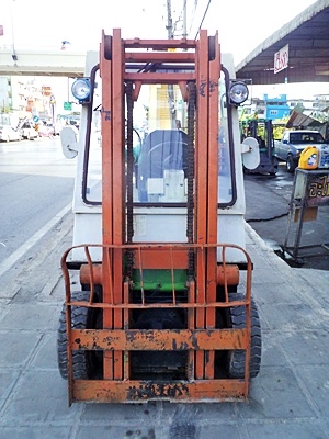 ขายรถยกนิสสัน 2 ตัน  (รุ่นใหม่-ทรงเล็ก) เครื่องเบนซิน (ใช้แก๊สอย่างเดียว)  กระบอกคู่ เสาสูง 3 เมตร   พวงมาลัยเพาเว่อร์  สีเดิมจากนอก นำเข้าจากญี่ปุ่น ใช้งานได้ทันที ราคา150000