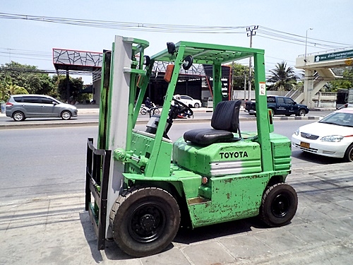 ขายรถยกโตโยต้า 2 ตัน รุ่น5  เครื่องเบนซิน กระบอกคู่  เสาสูง 3 เมตร  ยางตัน พวงมาลัยเพาเว่อร์  สีเดิมจากนอก นำเข้าจากญี่ปุ่น ใช้งานได้ทันที ราคา180000