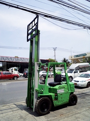 ขายรถยกโตโยต้า 2 ตัน รุ่น5  เครื่องเบนซิน กระบอกคู่  เสาสูง 3 เมตร  ยางตัน พวงมาลัยเพาเว่อร์  สีเดิมจากนอก นำเข้าจากญี่ปุ่น ใช้งานได้ทันที ราคา180000