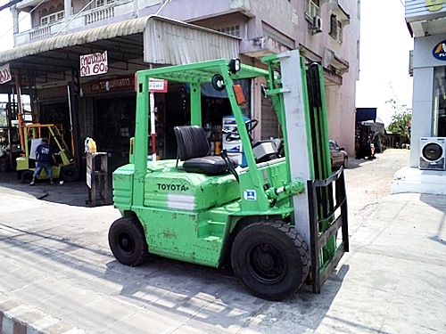 ขายรถยกโตโยต้า 2 ตัน รุ่น5  เครื่องเบนซิน กระบอกคู่  เสาสูง 3 เมตร  ยางตัน พวงมาลัยเพาเว่อร์  สีเดิมจากนอก นำเข้าจากญี่ปุ่น ใช้งานได้ทันที ราคา180000