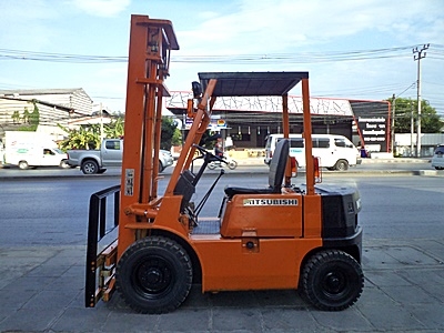 ขายรถยกมิตซูบิชิ 2 ตัน  เครื่องเบนซิน   เสาสูง 4 เมตร  แผงงาสไลด์  พวงมาลัยเพาเว่อร์  สีเดิมจากนอก นำเข้าจากญี่ปุ่น ใช้งานได้ทันที ราคา180000