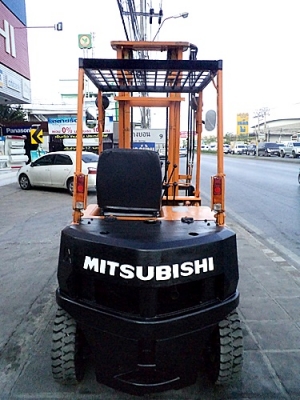 ขายรถยกมิตซูบิชิ 2 ตัน  เครื่องเบนซิน   เสาสูง 4 เมตร  แผงงาสไลด์  พวงมาลัยเพาเว่อร์  สีเดิมจากนอก นำเข้าจากญี่ปุ่น ใช้งานได้ทันที ราคา180000