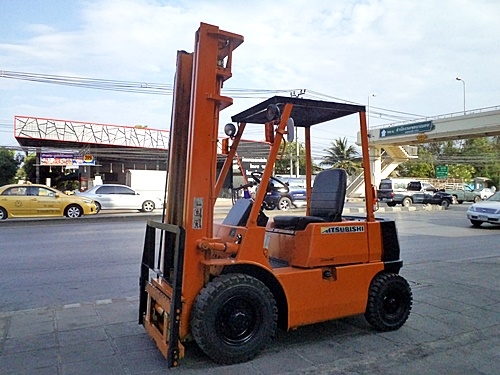 ขายรถยกมิตซูบิชิ 2 ตัน  เครื่องเบนซิน   เสาสูง 4 เมตร  แผงงาสไลด์  พวงมาลัยเพาเว่อร์  สีเดิมจากนอก นำเข้าจากญี่ปุ่น ใช้งานได้ทันที ราคา180000