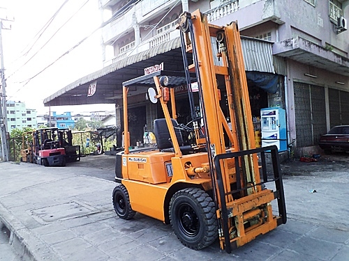 ขายรถยกมิตซูบิชิ 2 ตัน  เครื่องเบนซิน   เสาสูง 4 เมตร  แผงงาสไลด์  พวงมาลัยเพาเว่อร์  สีเดิมจากนอก นำเข้าจากญี่ปุ่น ใช้งานได้ทันที ราคา180000