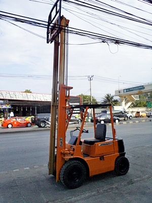 ขายรถยกมิตซูบิชิ 2 ตัน  เครื่องเบนซิน   เสาสูง 4 เมตร  แผงงาสไลด์  พวงมาลัยเพาเว่อร์  สีเดิมจากนอก นำเข้าจากญี่ปุ่น ใช้งานได้ทันที ราคา180000