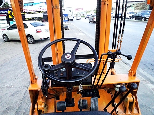 ขายรถยกมิตซูบิชิ 2 ตัน  เครื่องเบนซิน   เสาสูง 4 เมตร  แผงงาสไลด์  พวงมาลัยเพาเว่อร์  สีเดิมจากนอก นำเข้าจากญี่ปุ่น ใช้งานได้ทันที ราคา180000