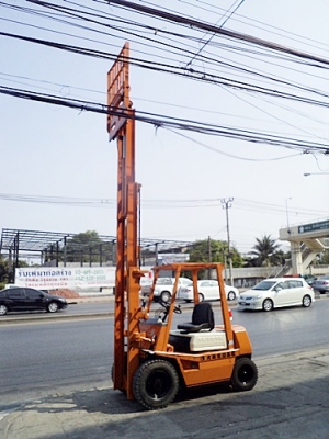 ขายรถยกโตโยต้า 2 ตัน  เครื่องเบนซิน   เสาสูง 4.3 เมตร (เสาต่ำ-เสา3ท่อน) แผงงาสไลด์  พวงมาลัยเพาเว่อร์  สีเดิมจากนอก นำเข้าจากญี่ปุ่น ใช้งานได้ทันที ราคา190000