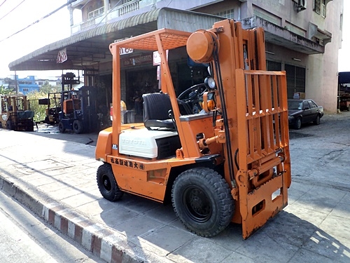 ขายรถยกโตโยต้า 2 ตัน  เครื่องเบนซิน   เสาสูง 4.3 เมตร (เสาต่ำ-เสา3ท่อน) แผงงาสไลด์  พวงมาลัยเพาเว่อร์  สีเดิมจากนอก นำเข้าจากญี่ปุ่น ใช้งานได้ทันที ราคา190000