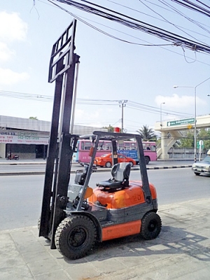 ขายรถยกโตโยต้า 2 ตัน รุ่น6  เครื่องเบนซิน เกียร์ออโต้ กระบอกคู่  เสาสูง 3 เมตร  ยางตันใหม่ พวงมาลัยเพาเว่อร์  สีเดิมจากนอก นำเข้าจากญี่ปุ่น ใช้งานได้ทันที ราคา200000