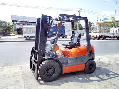 ขายรถยกโตโยต้า 2 ตัน รุ่น6  เครื่องเบนซิน เกียร์ออโต้ กระบอกคู่  เสาสูง 3 เมตร  ยางตันใหม่ พวงมาลัยเพาเว่อร์  สีเดิมจากนอก นำเข้าจากญี่ปุ่น ใช้งานได้ทันที ราคา200000