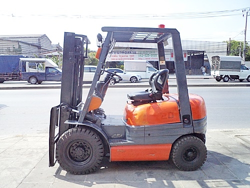 ขายรถยกโตโยต้า 2 ตัน รุ่น6  เครื่องเบนซิน เกียร์ออโต้ กระบอกคู่  เสาสูง 3 เมตร  ยางตันใหม่ พวงมาลัยเพาเว่อร์  สีเดิมจากนอก นำเข้าจากญี่ปุ่น ใช้งานได้ทันที ราคา200000