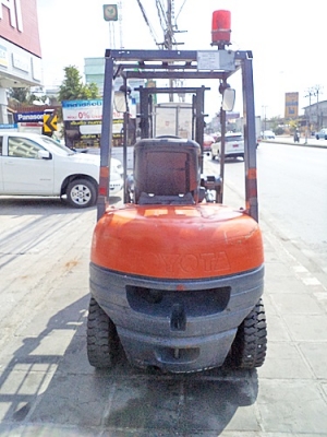 ขายรถยกโตโยต้า 2 ตัน รุ่น6  เครื่องเบนซิน เกียร์ออโต้ กระบอกคู่  เสาสูง 3 เมตร  ยางตันใหม่ พวงมาลัยเพาเว่อร์  สีเดิมจากนอก นำเข้าจากญี่ปุ่น ใช้งานได้ทันที ราคา200000