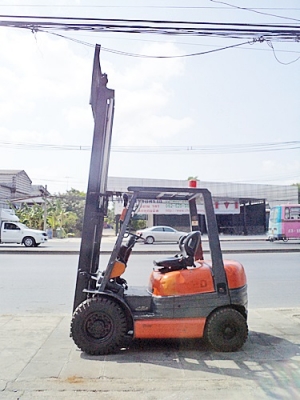 ขายรถยกโตโยต้า 2 ตัน รุ่น6  เครื่องเบนซิน เกียร์ออโต้ กระบอกคู่  เสาสูง 3 เมตร  ยางตันใหม่ พวงมาลัยเพาเว่อร์  สีเดิมจากนอก นำเข้าจากญี่ปุ่น ใช้งานได้ทันที ราคา200000