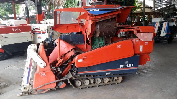 รถเกี่ยวข้าวพร้อมนวดข้าวในตัว แบบนั่งขับ เก่าญี่ปุ่น  KUBOTA   รุ่น  R1-131 เกี่ยวข้าว 2