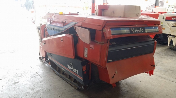 รถเกี่ยวข้าวพร้อมนวดข้าวในตัว แบบนั่งขับ เก่าญี่ปุ่น  KUBOTA   รุ่น  R1-131 เกี่ยวข้าว 2