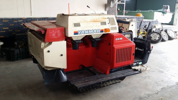 รถเกี่ยวข้าวพร้อมนวดข้าวในตัว แบบนั่งขับ เก่าญี่ปุ่น  YANMAR รุ่น  CA15 เกี่ยวข้าว 2 แถว