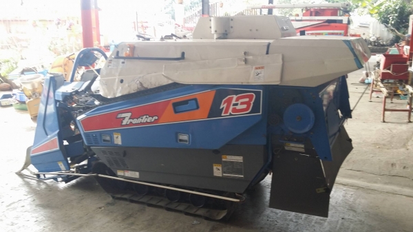รถเกี่ยวข้าวพร้อมนวดข้าวในตัว แบบนั่งขับ เก่าญี่ปุ่น  ISEKI รุ่น  FRONTIER 13 เกี่ยวข้าว 2 แถว