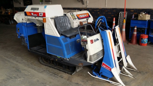 รถเกี่ยวข้าวพร้อมนวดข้าวในตัว แบบนั่งขับ เก่าญี่ปุ่น  ISEKI รุ่น  FRONTIER 13 เกี่ยวข้าว 2 แถว