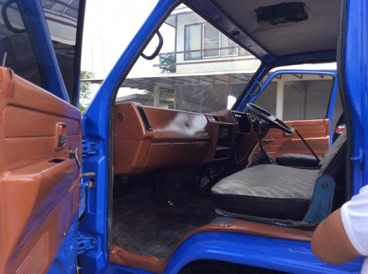 รถบรรทุก 6 ล้อดั้ม 5 คิว ISUZU NPR เครื่อง 110 แรง