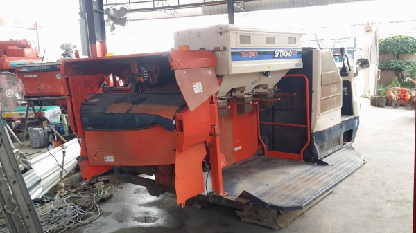 รถเกี่ยวข้าวพร้อมนวดข้าวในตัว แบบนั่งขับ เก่าญี่ปุ่น  KUBOTA  รุ่น  R1-241 เกี่ยวข้าว 3 แถว เครื่องยนต์ดีเซล