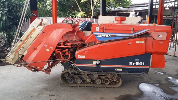 รถเกี่ยวข้าวพร้อมนวดข้าวในตัว แบบนั่งขับ เก่าญี่ปุ่น  KUBOTA  รุ่น  R1-241 เกี่ยวข้าว 3 แถว เครื่องยนต์ดีเซล