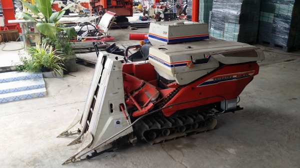 รถเกี่ยวข้าวพร้อมนวดข้าวในตัว แบบนั่งขับ เก่าญี่ปุ่น SHIBAURA  รุ่น CX11 เกี่ยวข้าว 2 แถว