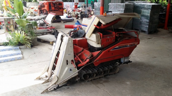 รถเกี่ยวข้าวพร้อมนวดข้าวในตัว แบบนั่งขับ เก่าญี่ปุ่น SHIBAURA  รุ่น CX11 เกี่ยวข้าว 2 แถว