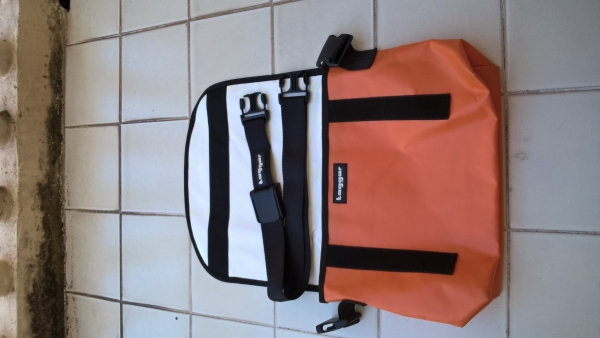 กระเป๋าสะพาย TAGGAR สีสดใส