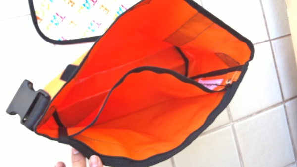 กระเป๋าสะพาย TAGGAR สีสดใส