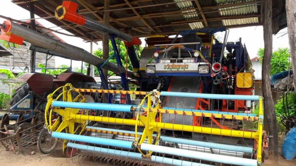 ขายรถเกี่ยวข้าว พรกินรี เครื่องHO7Cเทอร์โบ ช่วงล่าง10อุ้ม2.5ตัน สภาพพร้อมใช้ ขายรถเกี่ยวข้าว พรกินรี เครื่องHO7Cเทอร์โบ ช่วงล่าง10อุ้ม2.5ตัน สภาพพร้อมใช้