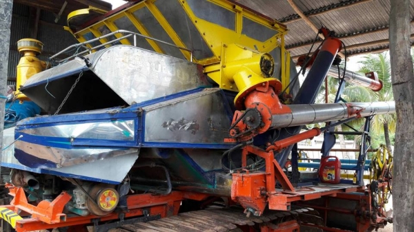 ขายรถเกี่ยวข้าว พรกินรี เครื่องHO7Cเทอร์โบ ช่วงล่าง10อุ้ม2.5ตัน สภาพพร้อมใช้ ขายรถเกี่ยวข้าว พรกินรี เครื่องHO7Cเทอร์โบ ช่วงล่าง10อุ้ม2.5ตัน สภาพพร้อมใช้