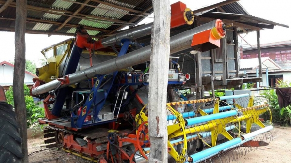 ขายรถเกี่ยวข้าว พรกินรี เครื่องHO7Cเทอร์โบ ช่วงล่าง10อุ้ม2.5ตัน สภาพพร้อมใช้