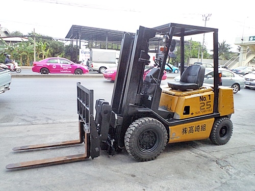 ขายรถยกSUMITOMO 2.5 ตัน  เครื่องดีเซล  กระบอกคู่  งาเทด้ำ  เสาสูง 3 เมตร แผงงาสไลด์ ยางตันใหม่  พวงมาลัยเพาเว่อร์  สีเดิมจากนอก นำเข้าจากญี่ปุ่น ใช้งานได้ทันที ราคา230000