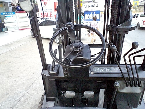 ขายรถยกSUMITOMO 2.5 ตัน  เครื่องดีเซล  กระบอกคู่  งาเทด้ำ  เสาสูง 3 เมตร แผงงาสไลด์ ยางตันใหม่  พวงมาลัยเพาเว่อร์  สีเดิมจากนอก นำเข้าจากญี่ปุ่น ใช้งานได้ทันที ราคา230000