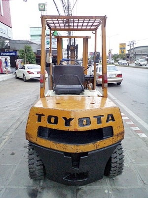 ขายรถยกโตโยต้า 3 ตัน  เครื่องเบนซิน  เสาสูง 3 เมตร  ยางตันใหม่  พวงมาลัยเพาเว่อร์  สีเดิมจากนอก นำเข้าจากญี่ปุ่น ใช้งานได้ทันที ราคา180000