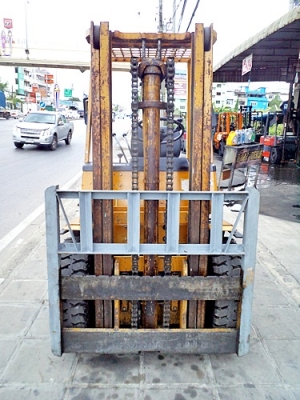 ขายรถยกโตโยต้า 3 ตัน  เครื่องเบนซิน  เสาสูง 3 เมตร  ยางตันใหม่  พวงมาลัยเพาเว่อร์  สีเดิมจากนอก นำเข้าจากญี่ปุ่น ใช้งานได้ทันที ราคา180000