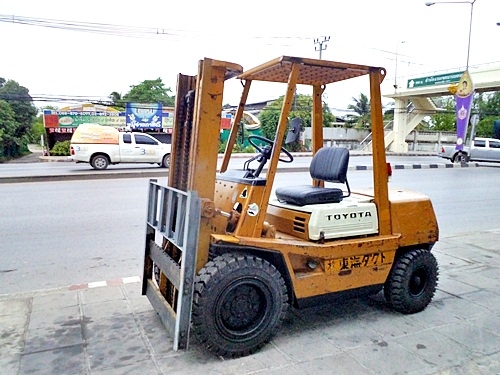 ขายรถยกโตโยต้า 3 ตัน  เครื่องเบนซิน  เสาสูง 3 เมตร  ยางตันใหม่  พวงมาลัยเพาเว่อร์  สีเดิมจากนอก นำเข้าจากญี่ปุ่น ใช้งานได้ทันที ราคา180000