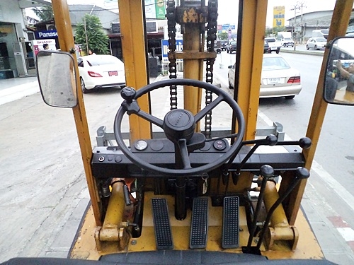 ขายรถยกโตโยต้า 3 ตัน  เครื่องเบนซิน  เสาสูง 3 เมตร  ยางตันใหม่  พวงมาลัยเพาเว่อร์  สีเดิมจากนอก นำเข้าจากญี่ปุ่น ใช้งานได้ทันที ราคา180000