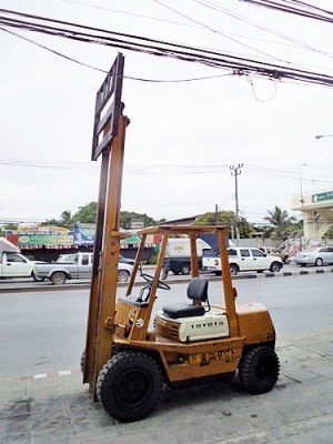 ขายรถยกโตโยต้า 3 ตัน  เครื่องเบนซิน  เสาสูง 3 เมตร  ยางตันใหม่  พวงมาลัยเพาเว่อร์  สีเดิมจากนอก นำเข้าจากญี่ปุ่น ใช้งานได้ทันที ราคา180000