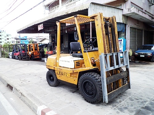 ขายรถยกโตโยต้า 3 ตัน  เครื่องเบนซิน  เสาสูง 3 เมตร  ยางตันใหม่  พวงมาลัยเพาเว่อร์  สีเดิมจากนอก นำเข้าจากญี่ปุ่น ใช้งานได้ทันที ราคา180000