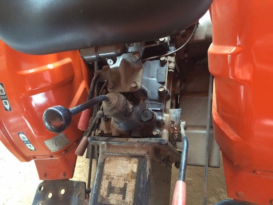 รถไถเล็กทำหญ้าในร่องอ้อย