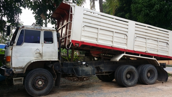 รถบรรทุก 10 ล้อดั้มท์